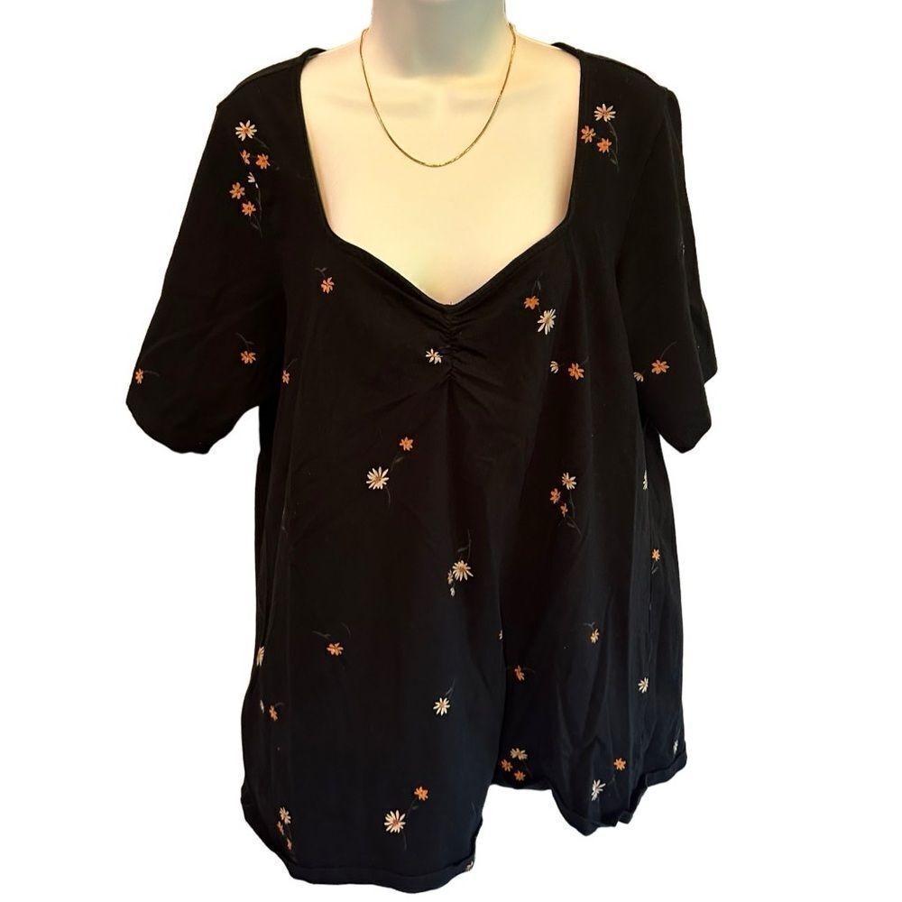 Torrid Daisy Sweetheart Neckline Shirt Torrid size 2